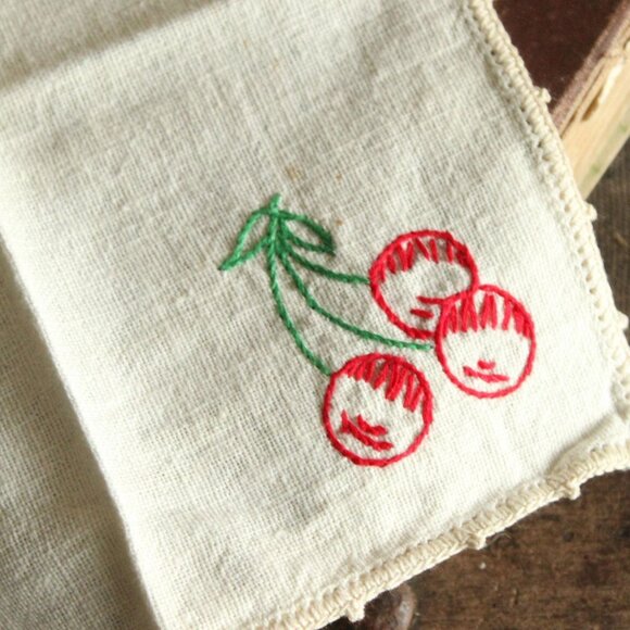 Vintage 1950s Napkin, Ivory Linen Embroidered with Cherries Doily - Picture 5 of 13